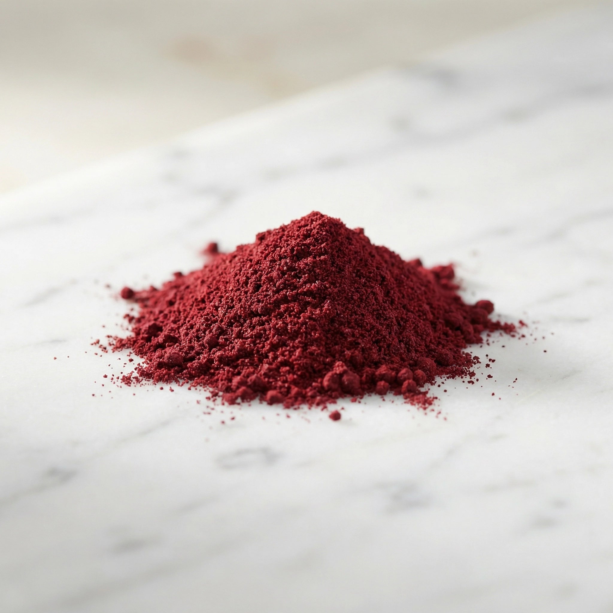 Astaxanthin-Pulver in tiefem Rot — eines der stärksten natürlichen Antioxidantien