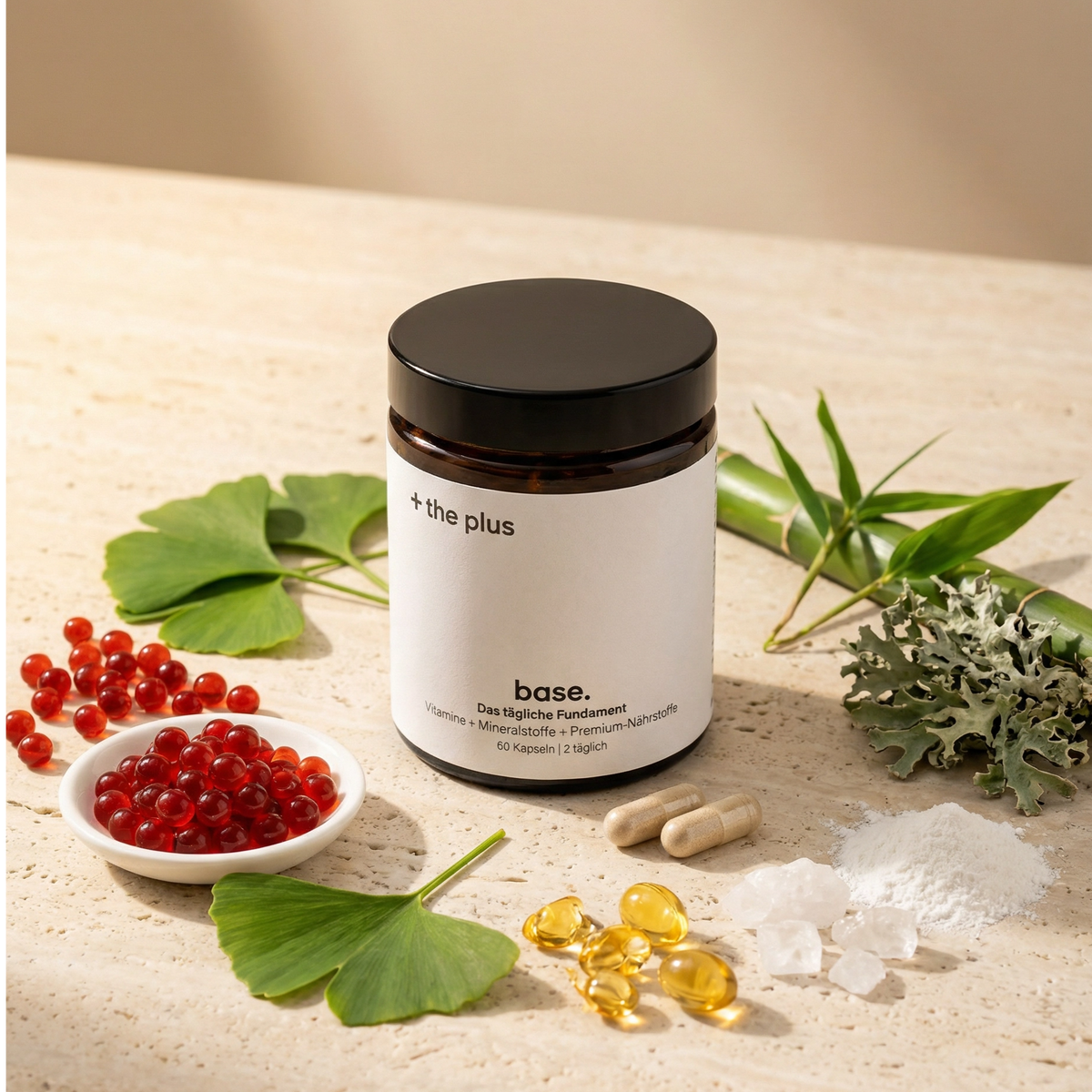 base. Glas umgeben von natürlichen Rohstoffen — Ginkgo, Beeren, Kurkuma und Kräuter