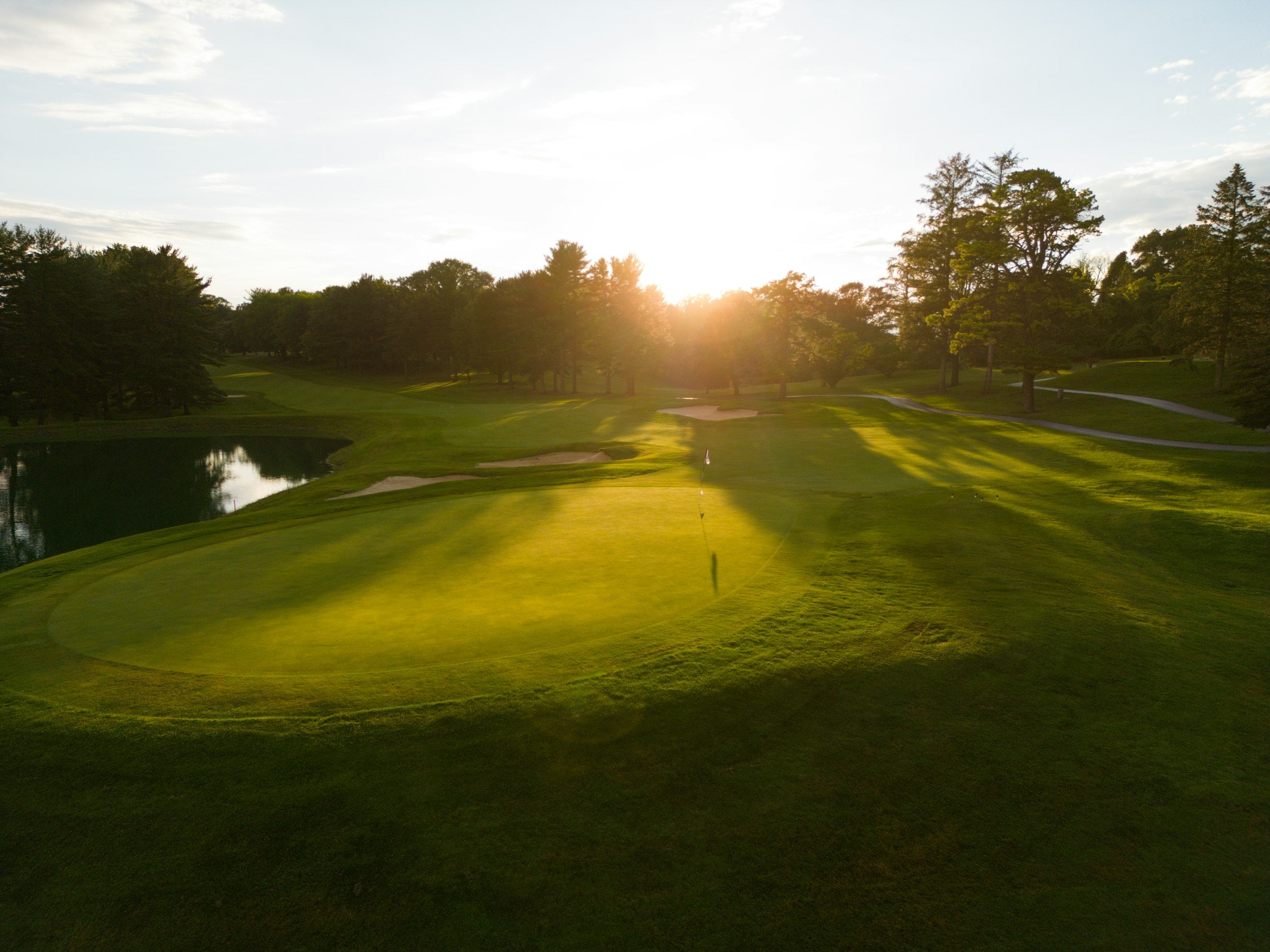 Morgensonne über dem Grün eines Golfplatzes